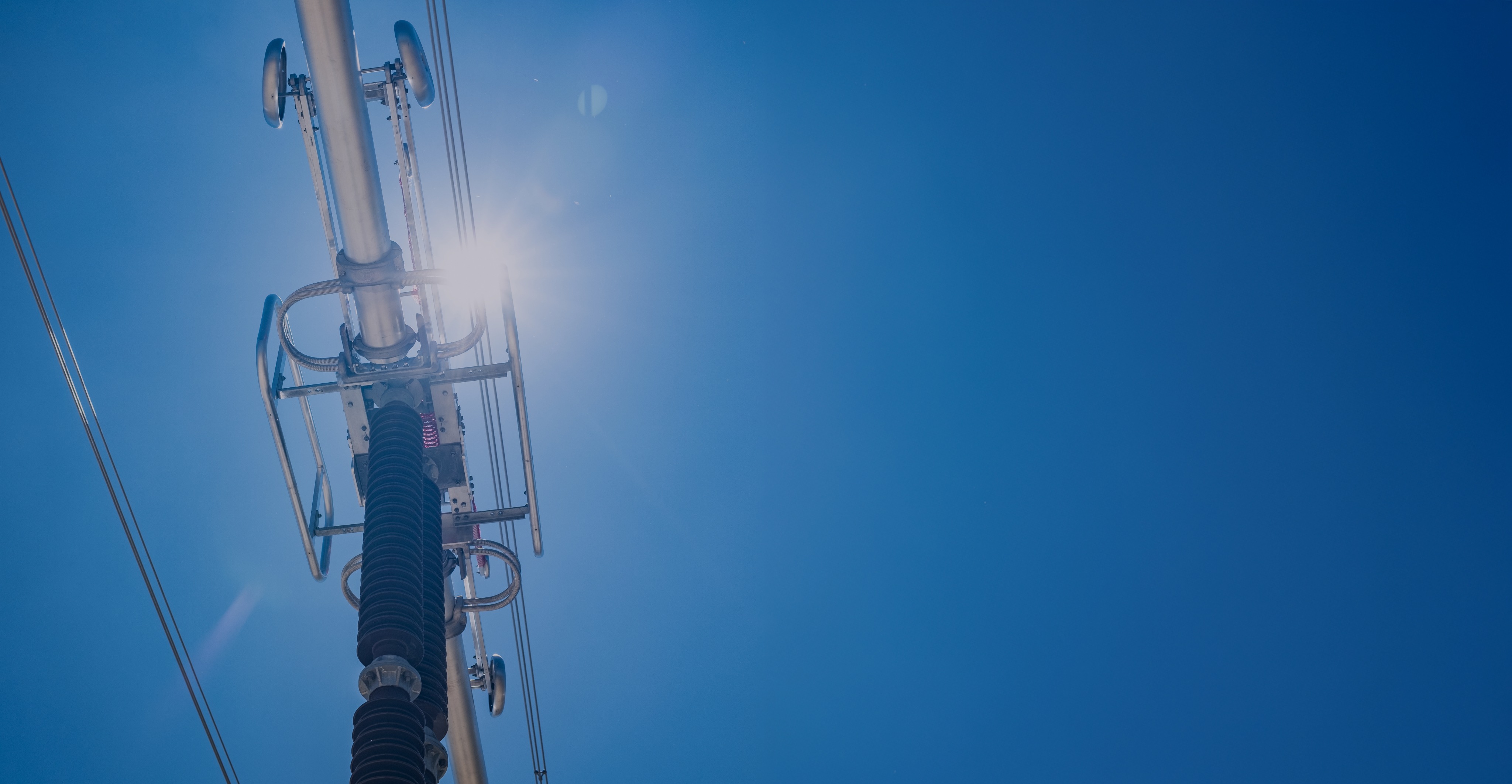 Hochspannungsleitungen und Strommasten – Infrastruktur fuer die Energiewende